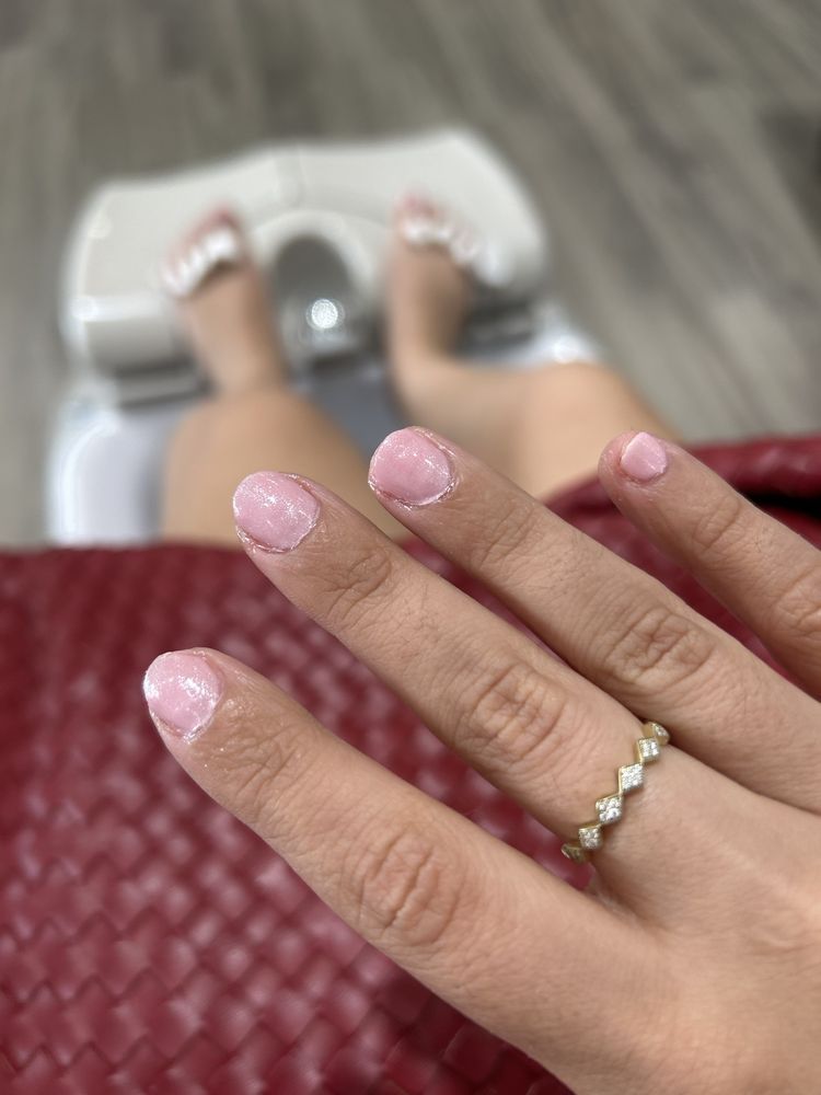 Famous Nails & Spa Logo
