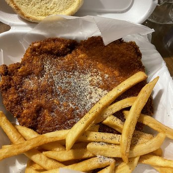 Courtside Bar & Grill - fried chicken and french fries - Sports Bars Near Me - Ottumwa, Iowa Courtside Bar & Grill - fried chicken and french fries - Sports Bars Near Me - Ottumwa, Iowa