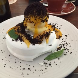 Mango pavlova yummo!!