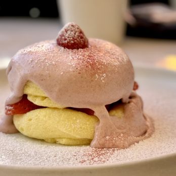 Flipper's - Strawberry soufflé pancake - Pancakes Near Me - West Hollywood, California