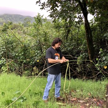 Dynamic Tour Maui - Jacob making rope - Bus Tours Near Me - Wailuku, Hawaii
