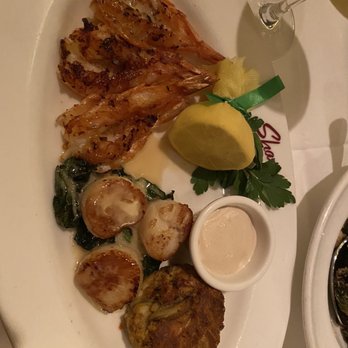 Shaw's Crab House - Seafood platter- shrimp, scallops and crab cake - Seafood Near Me - Chicago, Illinois