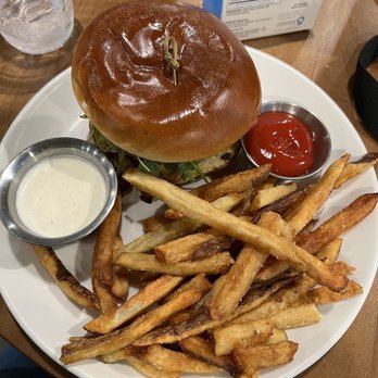 32 Bar & Grill - Chicken sandwich - Sports Bars Near Me - Seattle, Washington