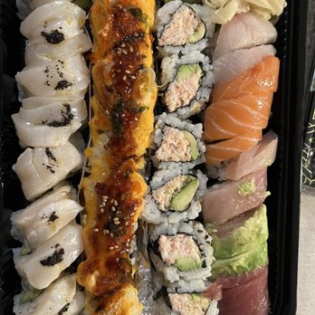 Domo - Domo Roll Castro Special Roll Real Crab California Maki black pearl roll - Sushi Bars Near Me - San Francisco, California