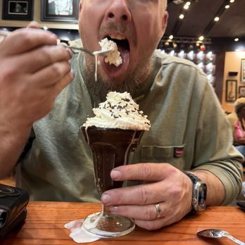 Hard Rock Cafe-Biloxi - Hot fudge sundae - American Near Me - Biloxi, Mississippi Hard Rock Cafe-Biloxi - Hot fudge sundae - American Near Me - Biloxi, Mississippi