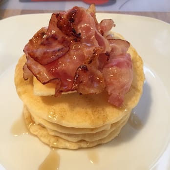 Den Noc - Banana and bacon pancakes - Bistros Near Me - Prague, Puerto Rico Den Noc - Banana and bacon pancakes - Bistros Near Me - Prague, Puerto Rico