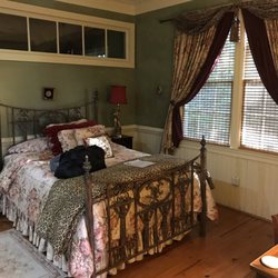 Breeden Inn & Carriage House - My bed. All Iron.