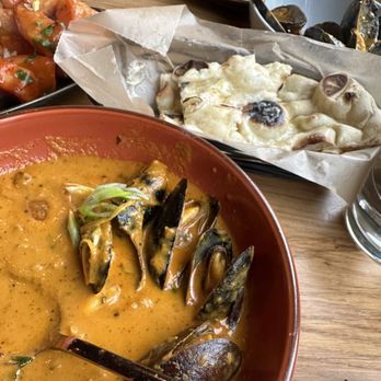 Kama - Wicker Park - Goan Mussels and Butter Naan - Indian Near Me - Chicago, Illinois