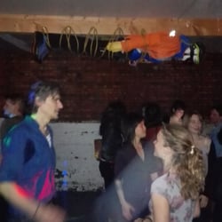 Klimzaal Wallstreet - Party: Alors on danse 26/2/2016 22u-03u. Ocharme de Manfred(pop), niet meer aan de paal, maar wel aan het plafond genageld!