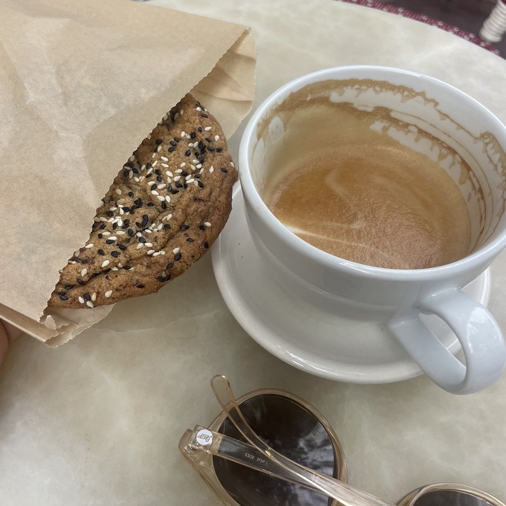 Latte and sesame chocolate chip cookie Latte and sesame chocolate chip cookie