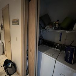 vacasa - Laundry door not on it's track