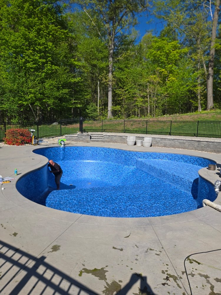 Elmo's Pool Service Logo