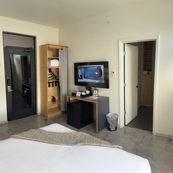 Monterey Motel - usable desk - Hotels Near Me - Albuquerque, New Mexico