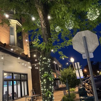 Central West End - Beautiful lighted tree outside a restaurant - Local Flavor Near Me