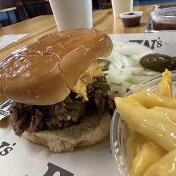 JW's Barbecue - brisket jalapeno and pimento sandwich with mac and cheese. - Barbeque Near Me - Jacksonville, Texas JW's Barbecue - brisket jalapeno and pimento sandwich with mac and cheese. - Barbeque Near Me - Jacksonville, Texas