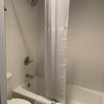 Aircrest Motel - Clean bathroom with water-saver style pressure. - Hotels Near Me - Port Angeles, Washington