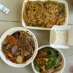 New Star - Singapore mei fun (top right) Beef chow fun (bottom left) Chicken W. Snow Peas (bottom right)- not much flavor
