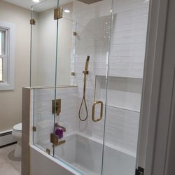 Brother's Glass Design - Low Iron glass enclosure on tub.