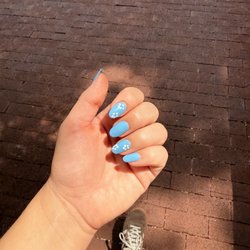 Cosmopolitan Nail Lounge - Cute little flower design