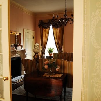 Rachael's Inner Harbor Boutique Inn - the parlor connected to the breakfast room - Bed & Breakfast Near Me - Baltimore, Maryland