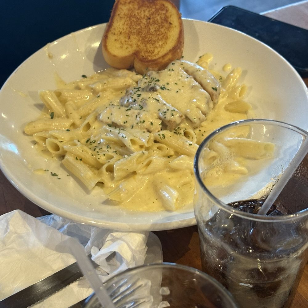 Cheddar's Scratch Kitchen - Chicken Alfredo - Comfort Food Near Me - Florence, Kentucky Cheddar's Scratch Kitchen - Chicken Alfredo - Comfort Food Near Me - Florence, Kentucky
