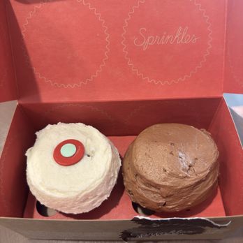 Sprinkles Tampa - Red velvet and Peanut Butter Chocolate Chip - Cupcakes Near Me - Tampa, Florida Sprinkles Tampa - Red velvet and Peanut Butter Chocolate Chip - Cupcakes Near Me - Tampa, Florida