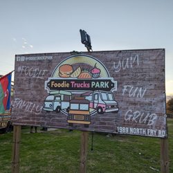 Foodie Trucks Park