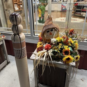 Hansen's Dairy - Cedar Falls - Cute decor in the parking lot - Ice Cream & Frozen Yogurt Near Me - Cedar Falls, Iowa