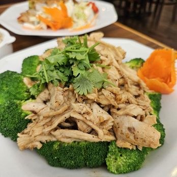 Peinto Thai Kitchen - Thai Garlic Stir Fry with Chicken - $19 (7.1.2026) - Thai Near Me - Las Vegas, Nevada Peinto Thai Kitchen - Thai Garlic Stir Fry with Chicken - $19 (7.1.2026) - Thai Near Me - Las Vegas, Nevada