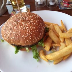 Meat & Greet - Burger mit Pommes geht immer.  Sehr lecker