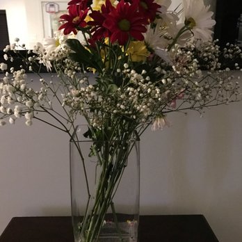 Magnolia Artiste - Husband paid $48.95 for this garbage. No, the vase was not inluded!! - Florists Near Me - Brossard, Quebec
