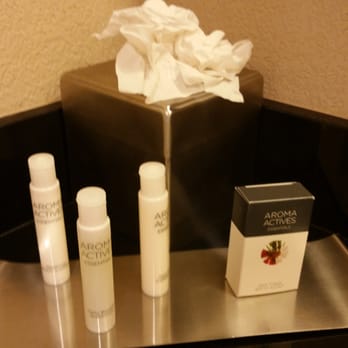 DoubleTree by Hilton - Berkeley - Bathroom essentials ... and crumbled tissue paper with finger prints? - Hotels Near Me - Berkeley, California
