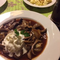 Waffenschmiede - Saure Nieren mit Bandnudeln