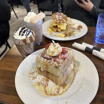 Honeybear Cafe - Tres Leches French Toast, Sugar & Spice Waffle Sandwich, Nuttelagraham Latte, Vanilla Latte - Breakfast & Brunch Near Me - Chicago, Illinois