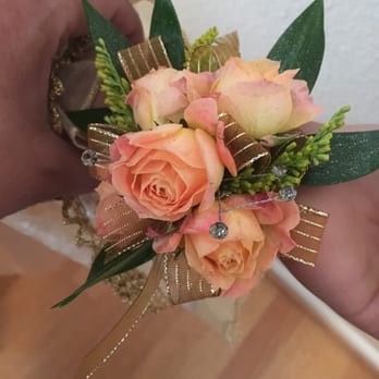 Spring Garden Florist - I changed the color (pink to cream) at the last-minute, and they tried to accommodate me. They switched the purple ribbon to a lovely gold. - Florists Near Me - Livermore, California