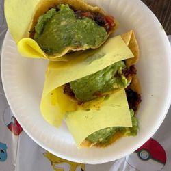 Tacos El Viejon - 3 tacos al pastor por favor con aguacate *drooling*