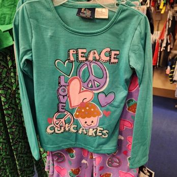 Pipsqueak Resale Boutique - Cozy fleece bottoms with cute cupcake designs and long sleeve top. Brand new special order only $12, size 4/5. - Baby Gear & Furniture Near Me - Vancouver, Washington Pipsqueak Resale Boutique - Cozy fleece bottoms with cute cupcake designs and long sleeve top. Brand new special order only $12, size 4/5. - Baby Gear & Furniture Near Me - Vancouver, Washington