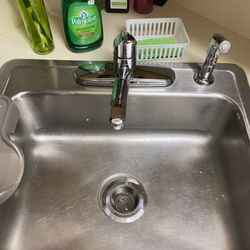 Royal Homekeeping - After: Stainless steel kitchen sink in mint condition