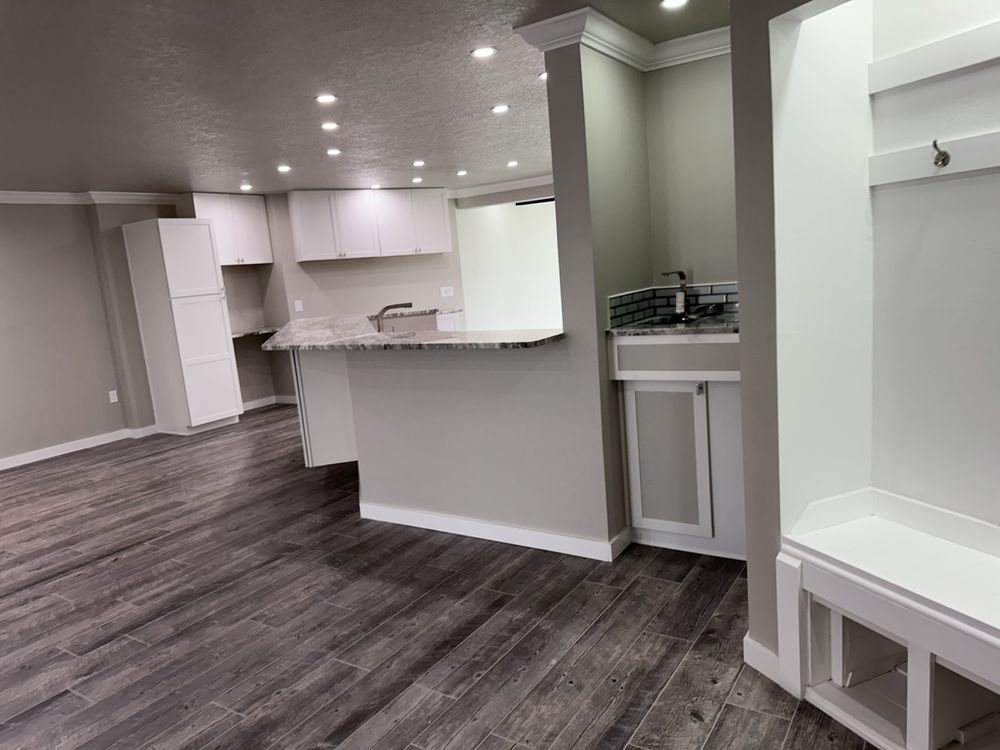 Slide of Elliotts Elite Home Solutions