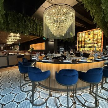 Moishes - Bar area - Steakhouses Near Me - Montreal, Quebec