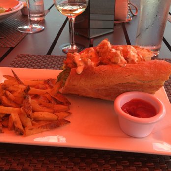 The Bluffton Room - Shrimp and oyster Poboy for a Friday lunch - New American Near Me - Bluffton, South Carolina