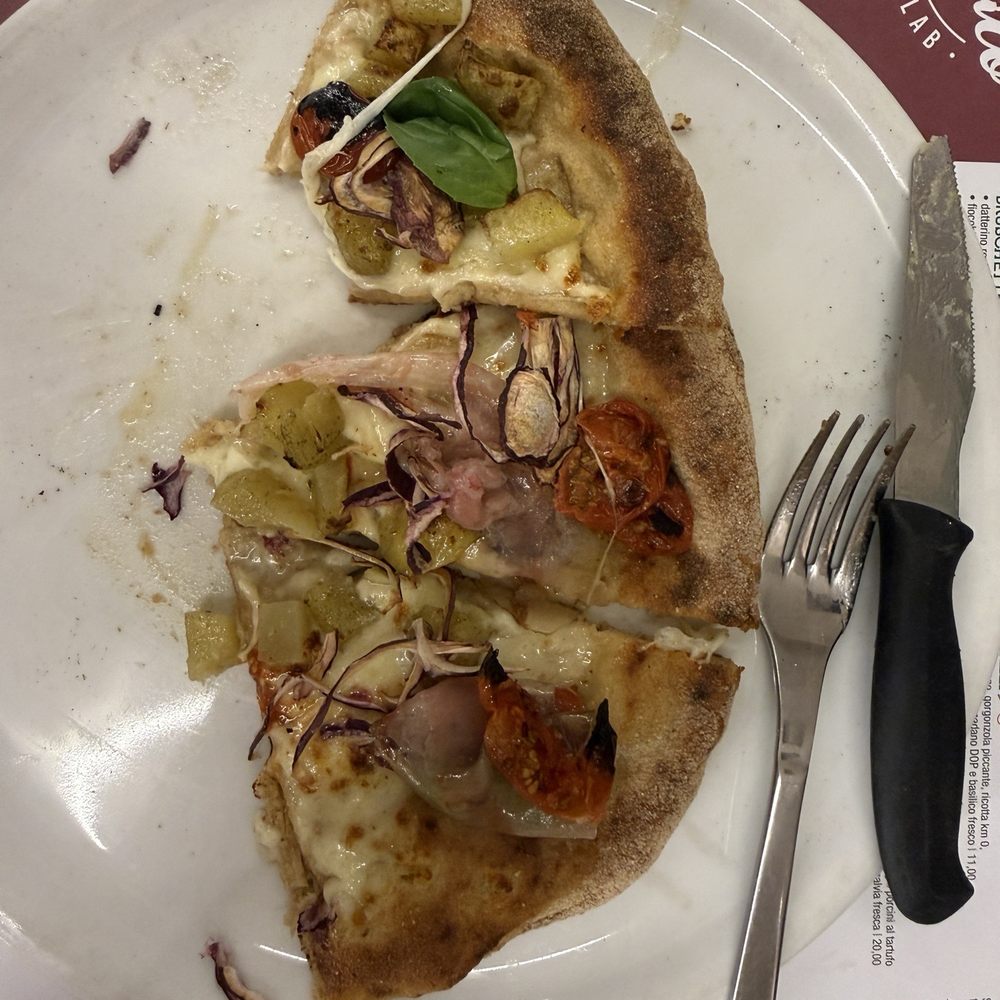 Fùnnaco Pizzalab - Pizza with mozzarella topping, cherry, tomato, comfy, roasted potatoes, guanciale oh wow, and chips of red onion and basil. - Pizza Near Me - Palermo, Pennsylvania