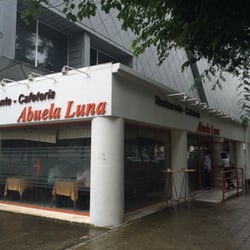 Abuela Luna - Se localiza en los bajos del antiguo pabellón de Canadá.