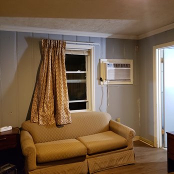 Horse Cave Motel - no heat in this room either. blinds fell off window when opening it to try to clear the cigarette smoke. Bare lightbulb on ceiling - Hotels Near Me - Horse Cave, Kentucky Horse Cave Motel - no heat in this room either. blinds fell off window when opening it to try to clear the cigarette smoke. Bare lightbulb on ceiling - Hotels Near Me - Horse Cave, Kentucky