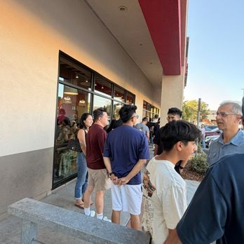 Jollibee - Long line outside Jollibee - Fast Food Near Me - Roseville, California Jollibee - Long line outside Jollibee - Fast Food Near Me - Roseville, California