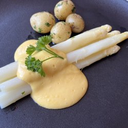 Zum Kaiser Franz - White Asparagus with Hollandaise and potatoes