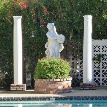 Villa Paradiso - Landscaping - Apartments Near Me - Sacramento, California