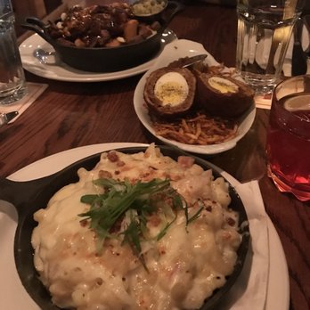 Pub Burgundy Lion - Mac N' Cheese, Scotch Egg and Poutine w/ Roast Beef - British Near Me - Montreal, Quebec