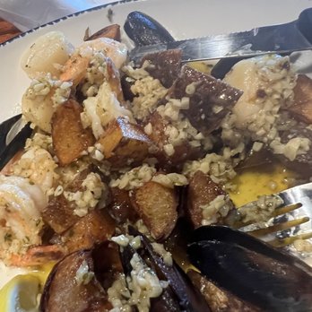 Red Lobster - Roasted Garlic Seafood Bake after the sauce I was supposed to receive - Seafood Near Me - Mentor, Ohio