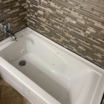 Skyline Sparkle - Clean tub - Home Cleaning Near Me